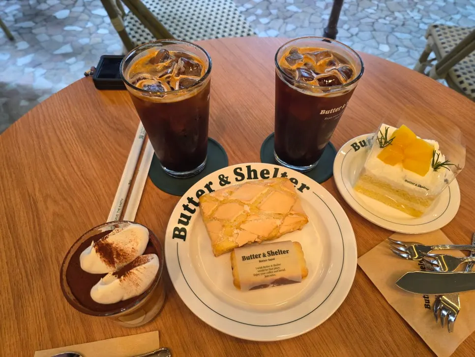 Seasonal mango cake topped with canned mango
