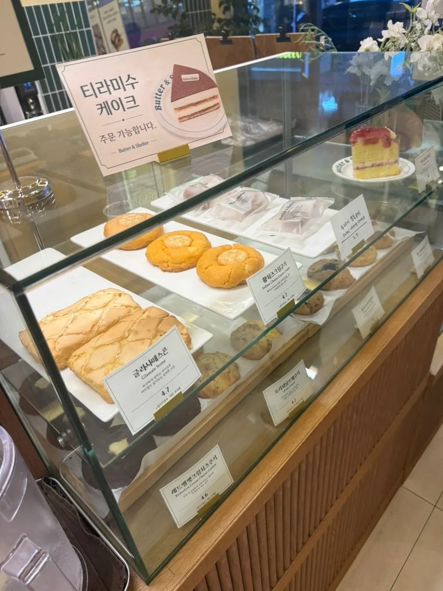 대로변에서 가까운 카페 앞 거리