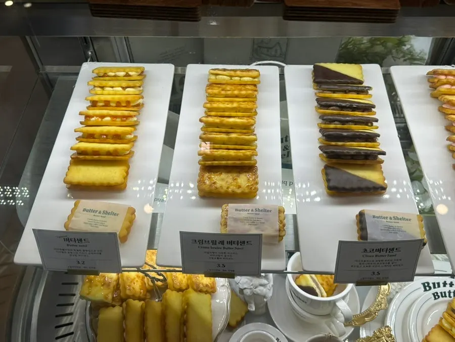Packaged crème brûlée and chocolate butter sand