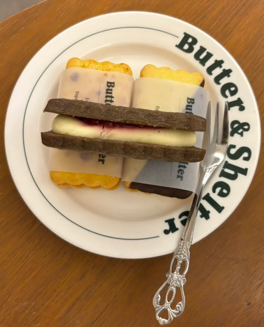 Cross-section of a sand cookie packed with cream