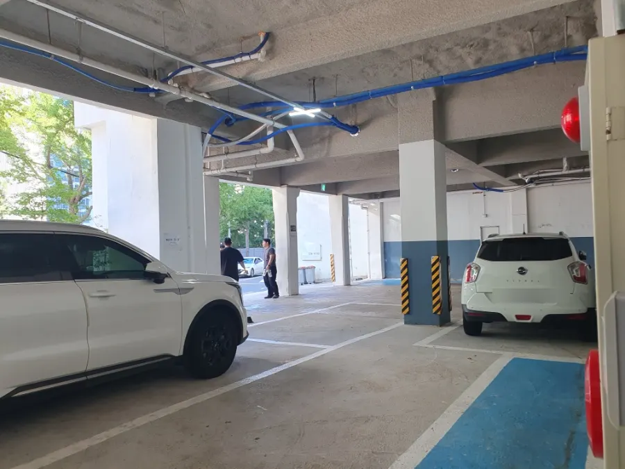 Parking area leading to the 1st-floor Chinese restaurant