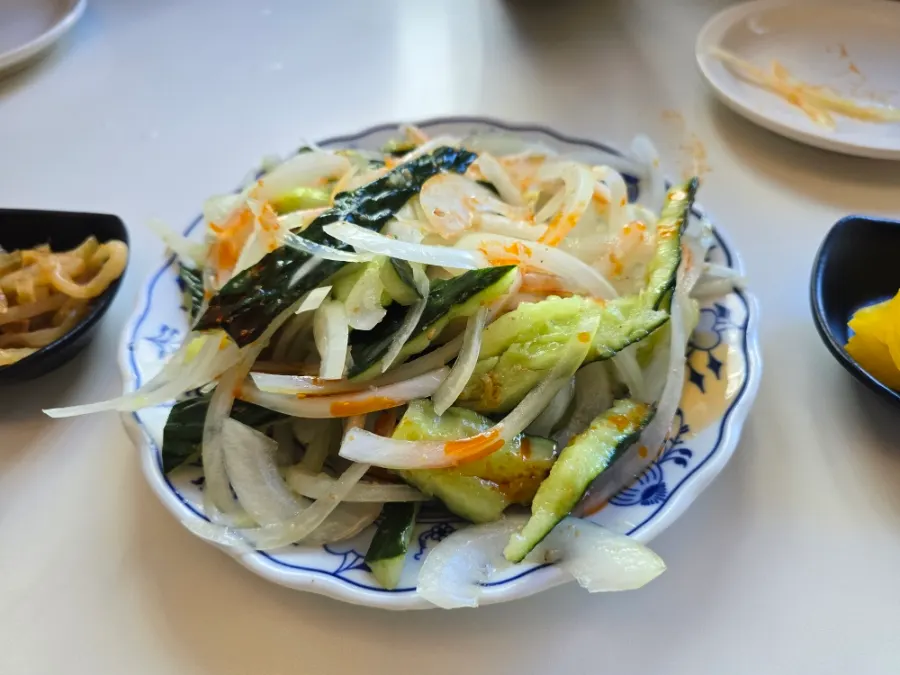 A plate of paihuangguo priced at ₩8,000