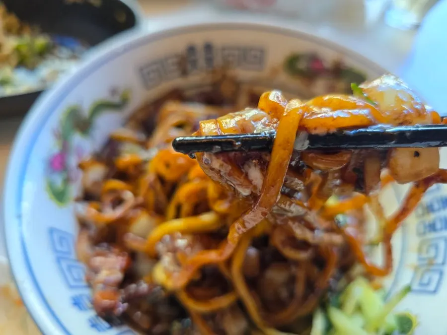 Seafood jjamppong broth and seafood ingredients