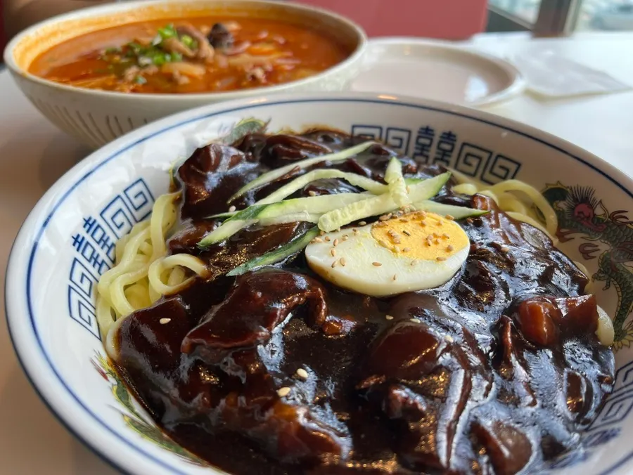 Representative spread of Chinese dishes at Bueokgan Chinese Marine City Branch