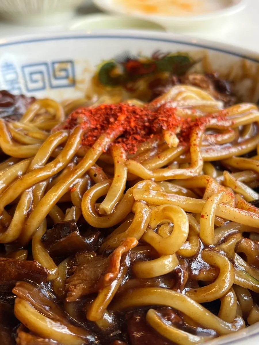 Jjajangmyeon mixed with sprinkled gochugaru