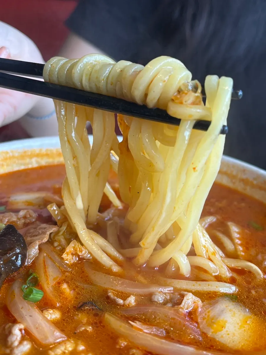 A chopstick-full of thick jjamppong noodles