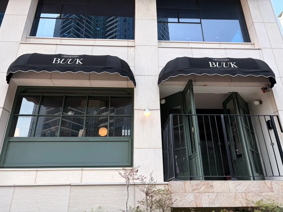 Bueokgan building exterior with black awning curtain