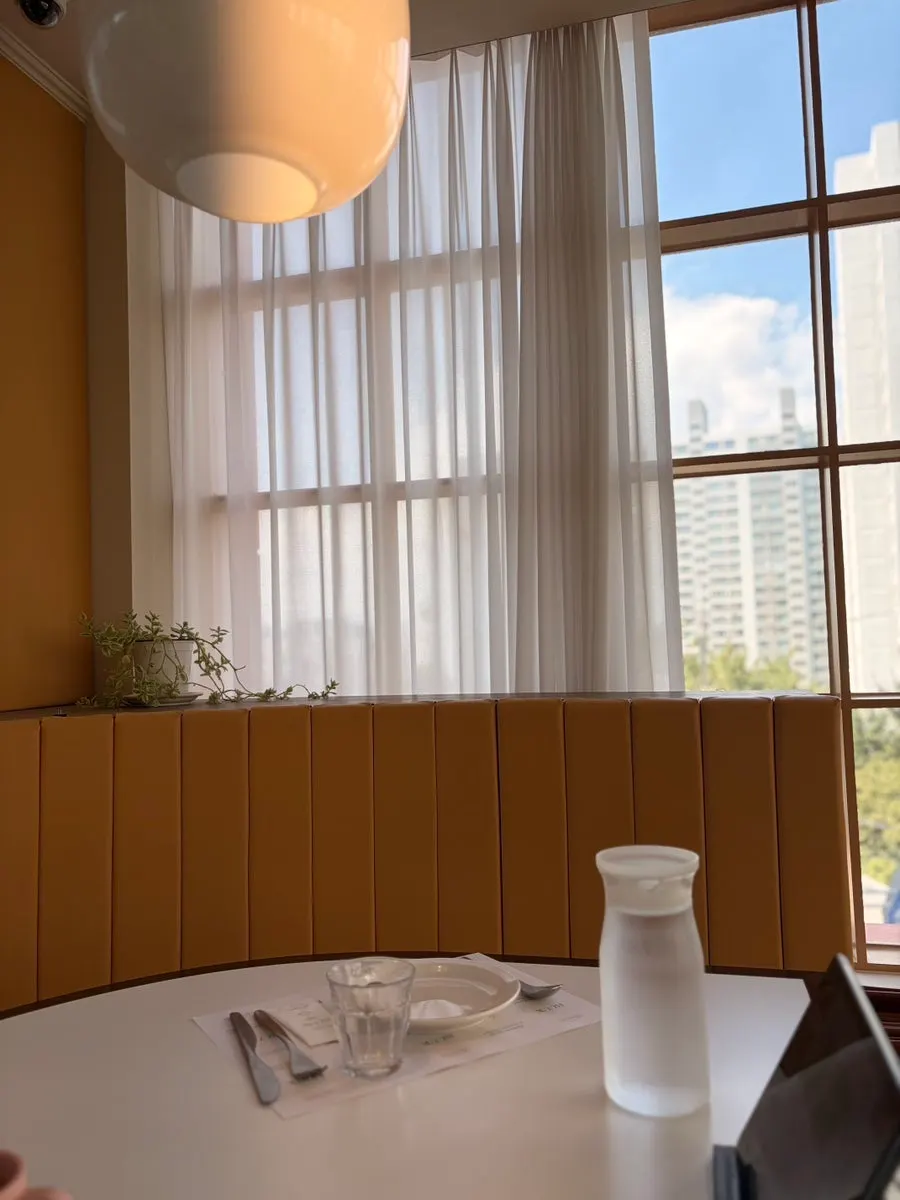 Suction-cup plate and kids' tableware at the window seat