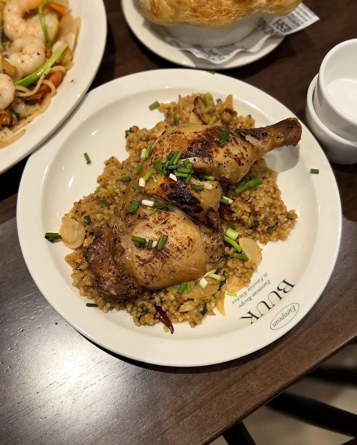 深廚房餐廳點的西式菜色擺滿桌面