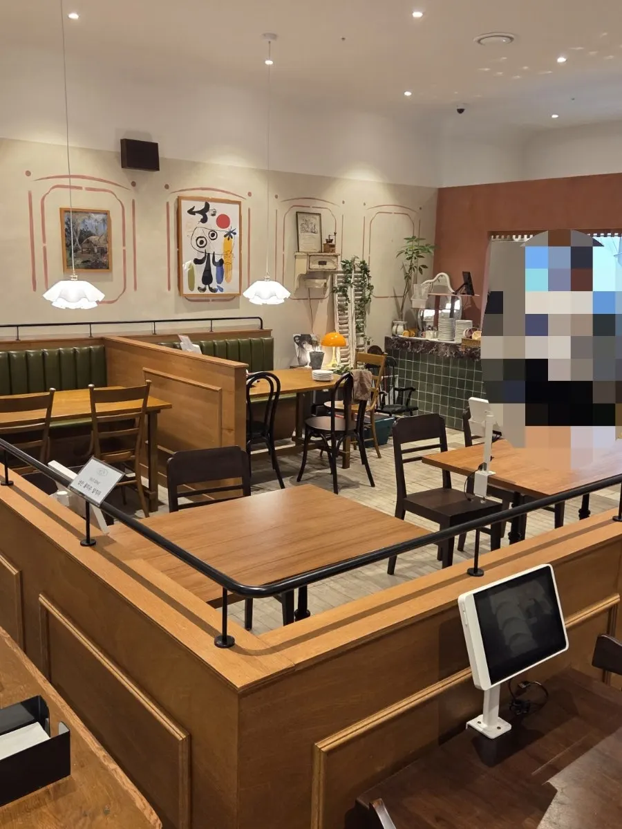 木桌與綠色沙發混搭的店內空間