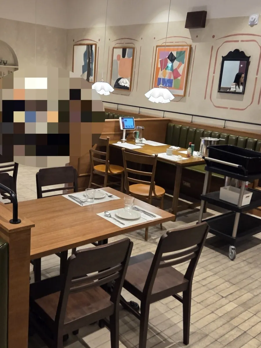 柔和燈光與掛畫裝飾的寬敞用餐大廳