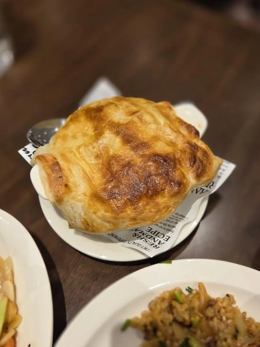 酥皮蓋住整碗的南瓜酥皮濃湯