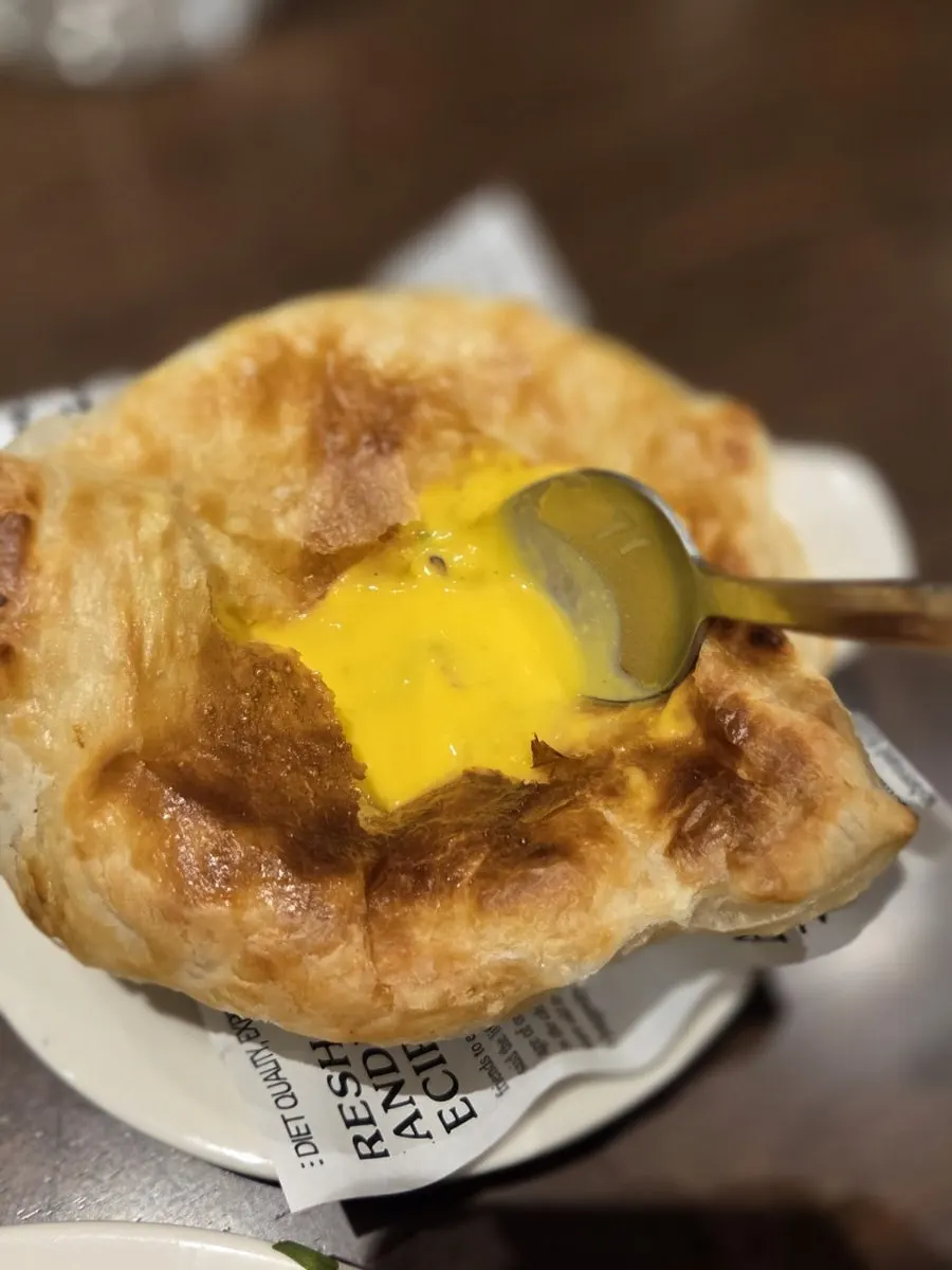 用湯匙敲破後露出南瓜濃湯的內部