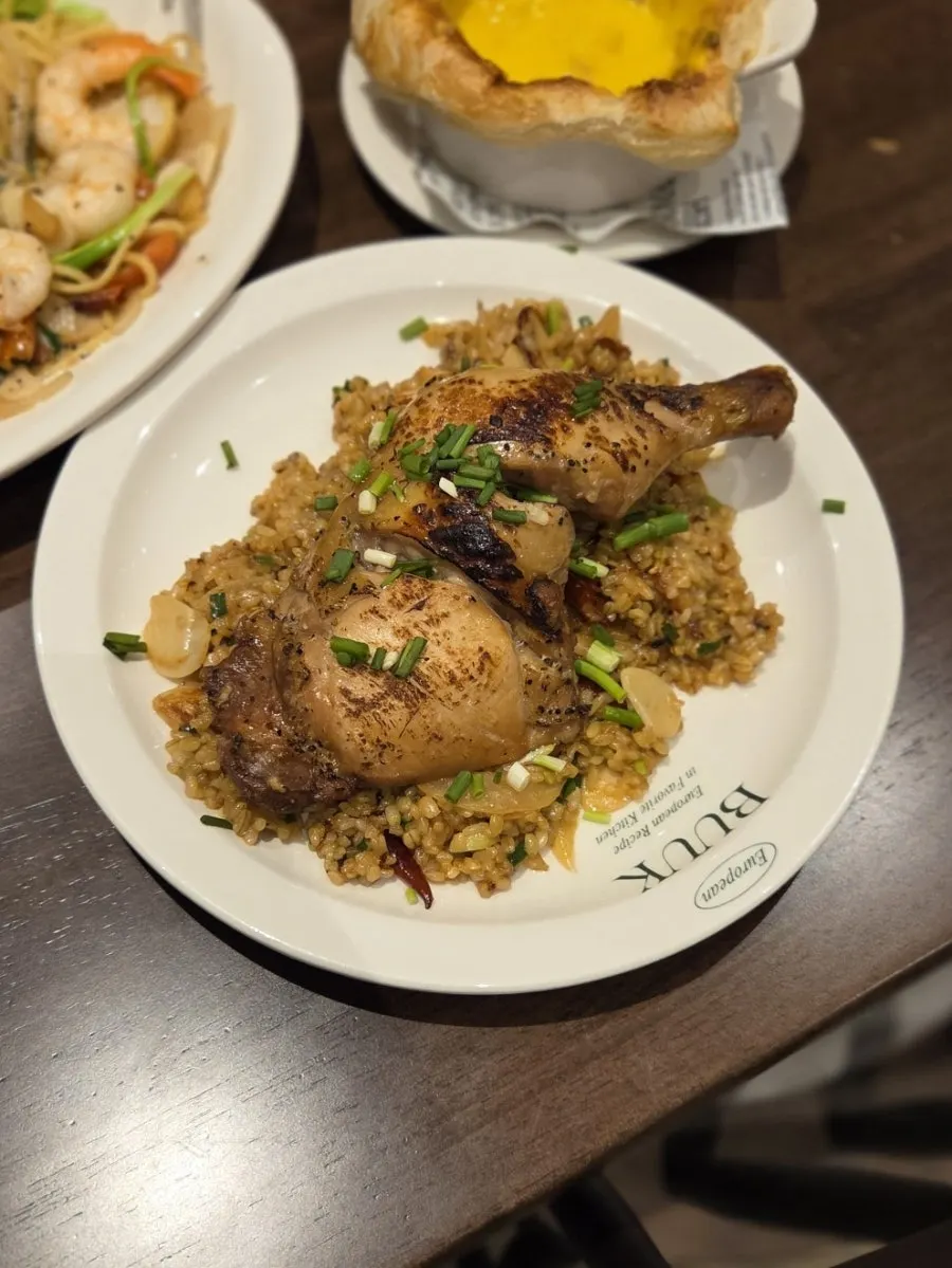 炒飯上放著烤雞的宮保雞丁炒飯