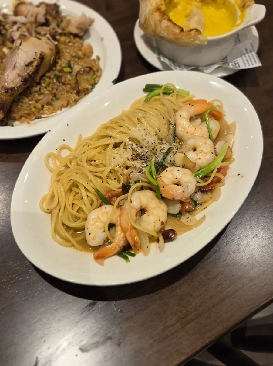 放著大顆蝦子的蝦仁鯷魚油醋義大利麵