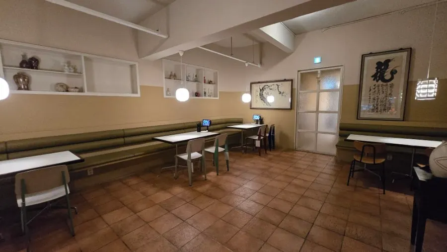 Table seating with comfortable spacing