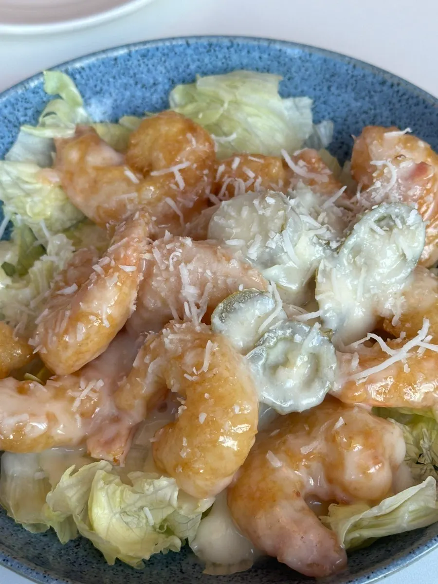 코코넛 칩이 올라간 크림새우 클로즈업