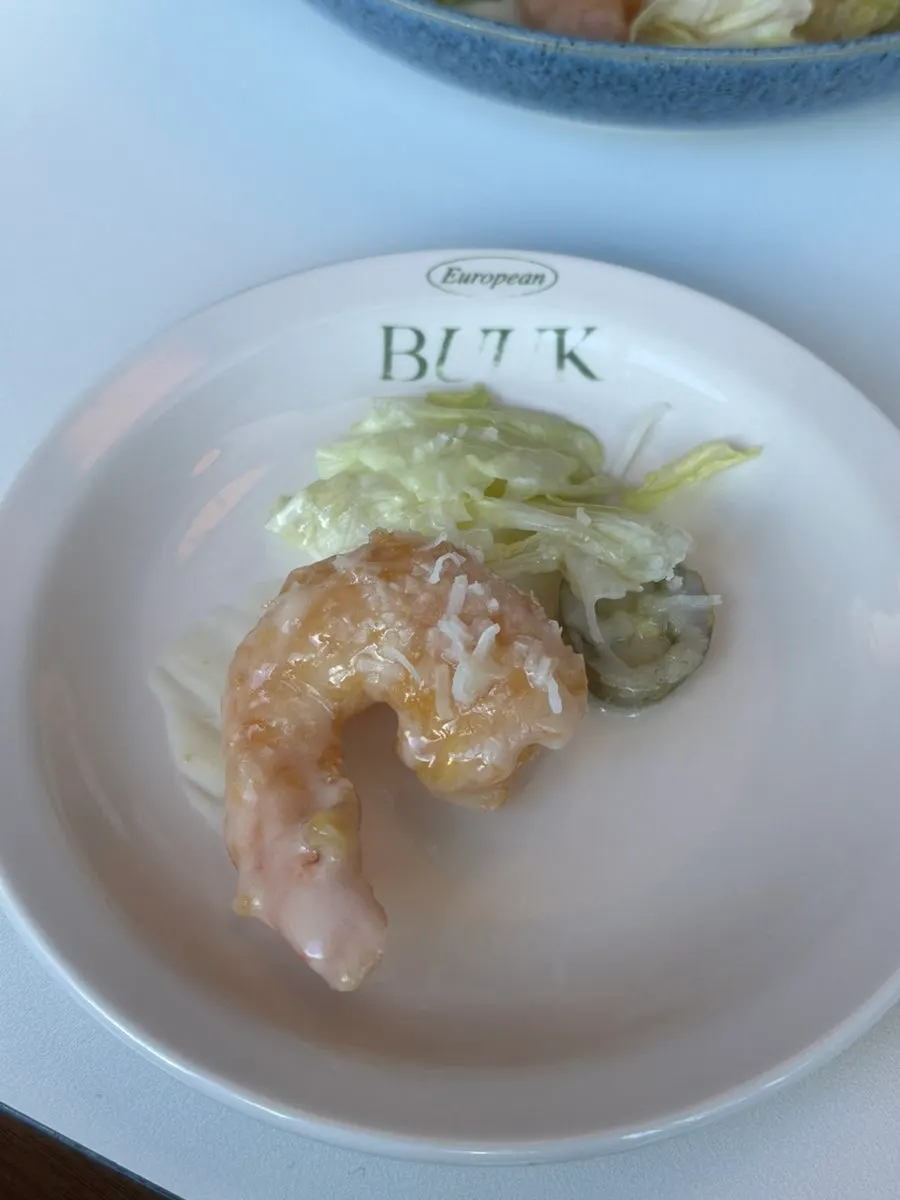 세 가지 요리를 올린 테이블 한상