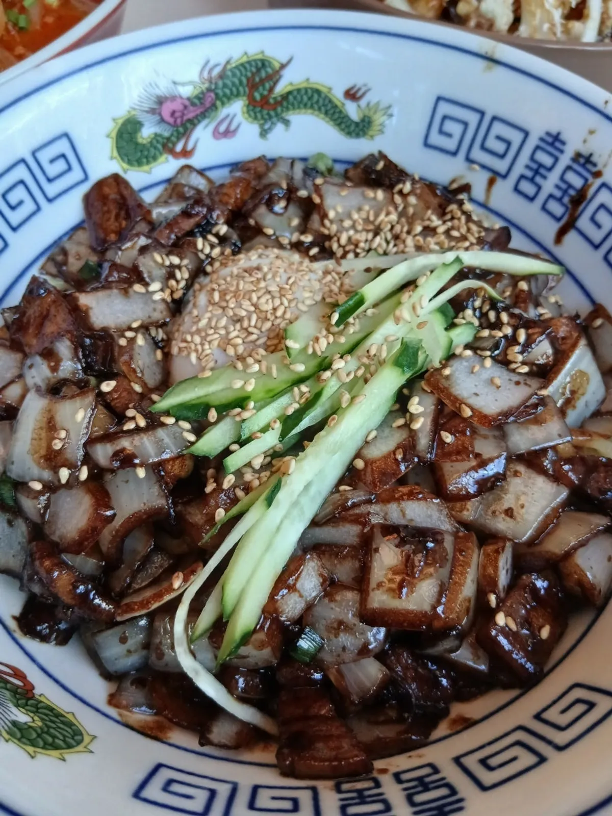 코코넛 가루가 올라간 흑초 등심 탕수육