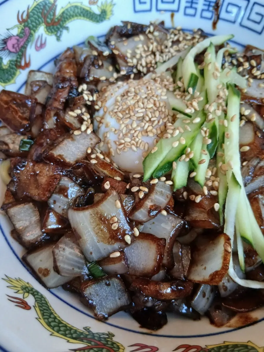 수란을 올린 오겹 간짜장 한 그릇