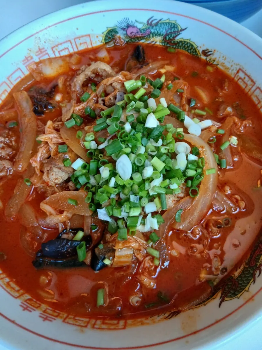 비벼 완성한 수란 오겹 간짜장 한 젓가락