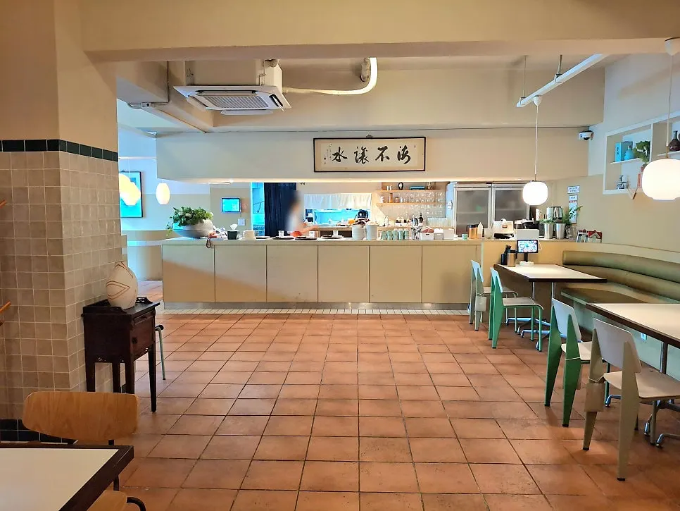 넓게 펼쳐진 부엌간 차이니즈 해운대점 내부 좌석