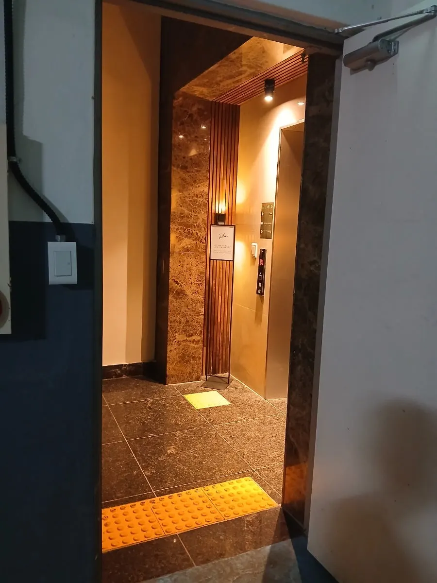 건물 뒷편 지하주차장 입구