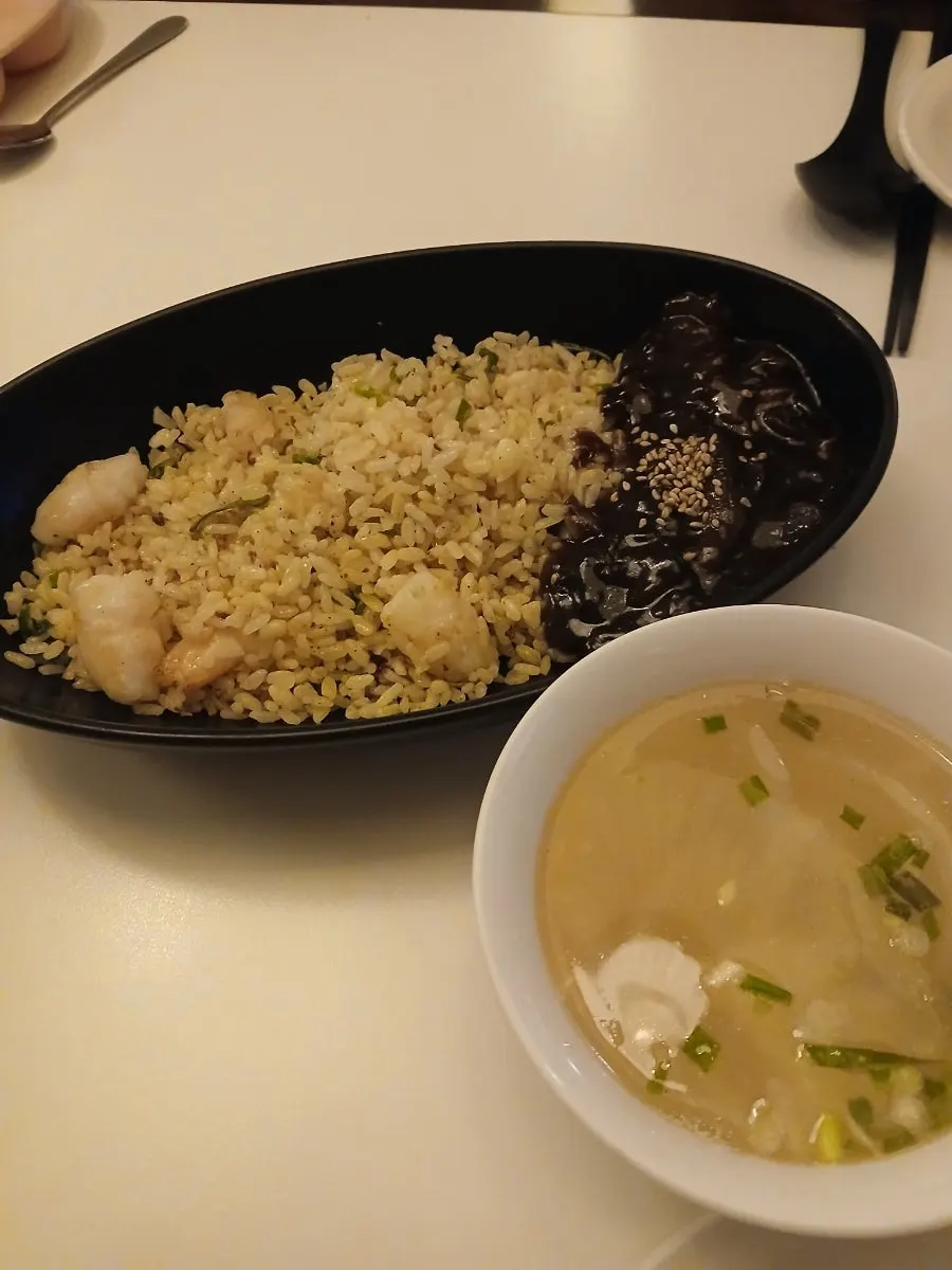 세팅된 테이블과 주문한 요리