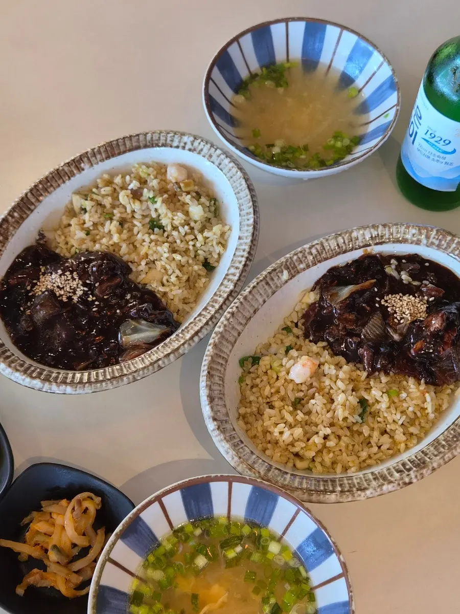 빠르게 차려진 중식 한 상