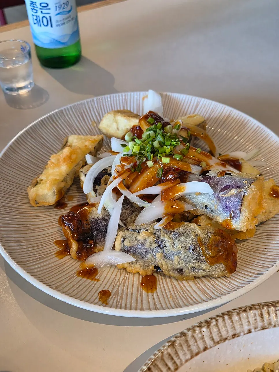테이블에 올려진 어향가지