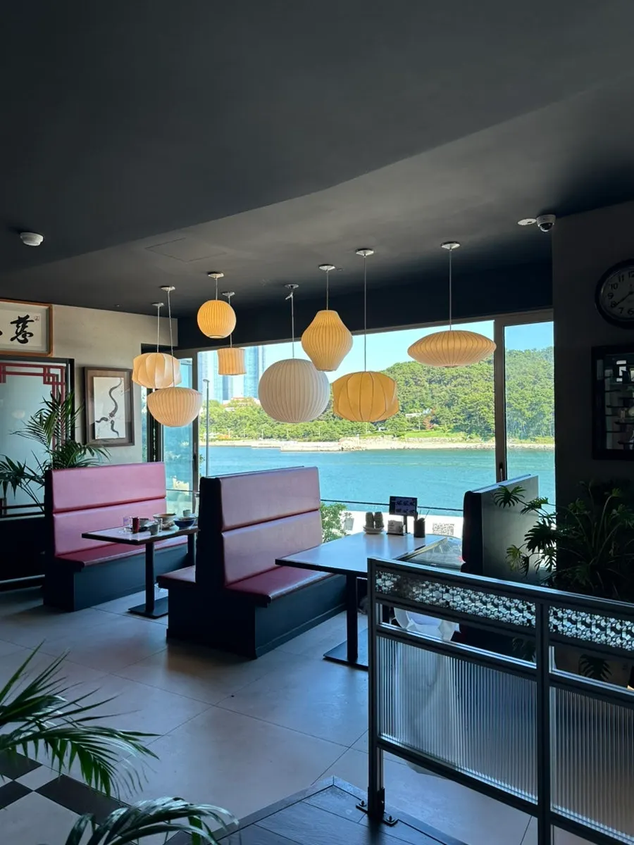 Final shot of the ocean-view dining hall at Bueokgan Chinese Marine City Branch