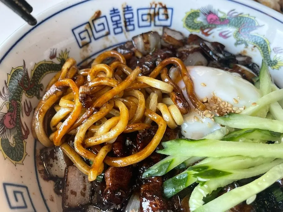 수란과 면을 비빈 간짜장