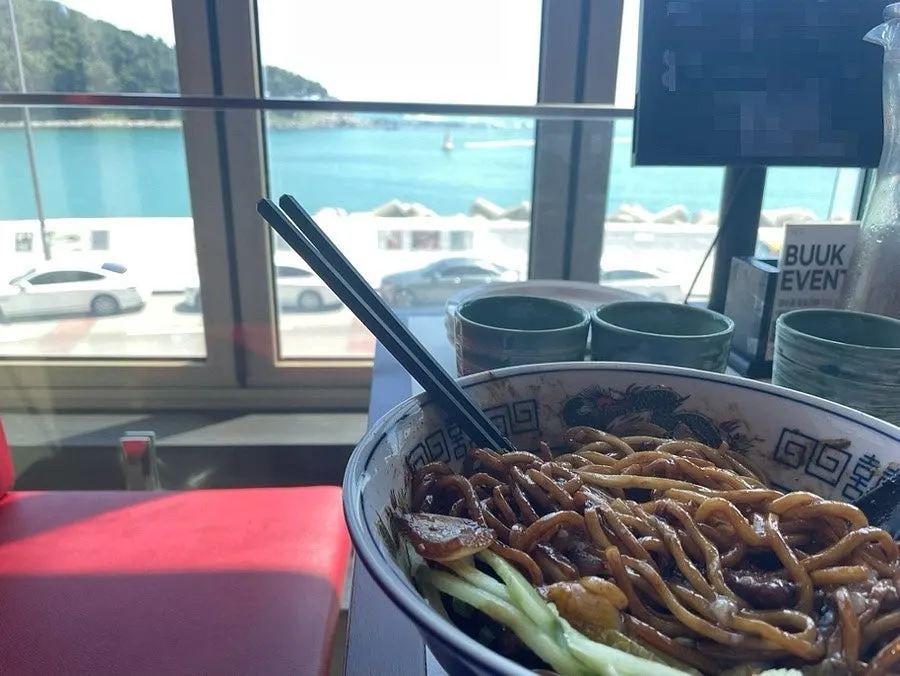 감칠맛 나는 간짜장 면발 한 젓가락