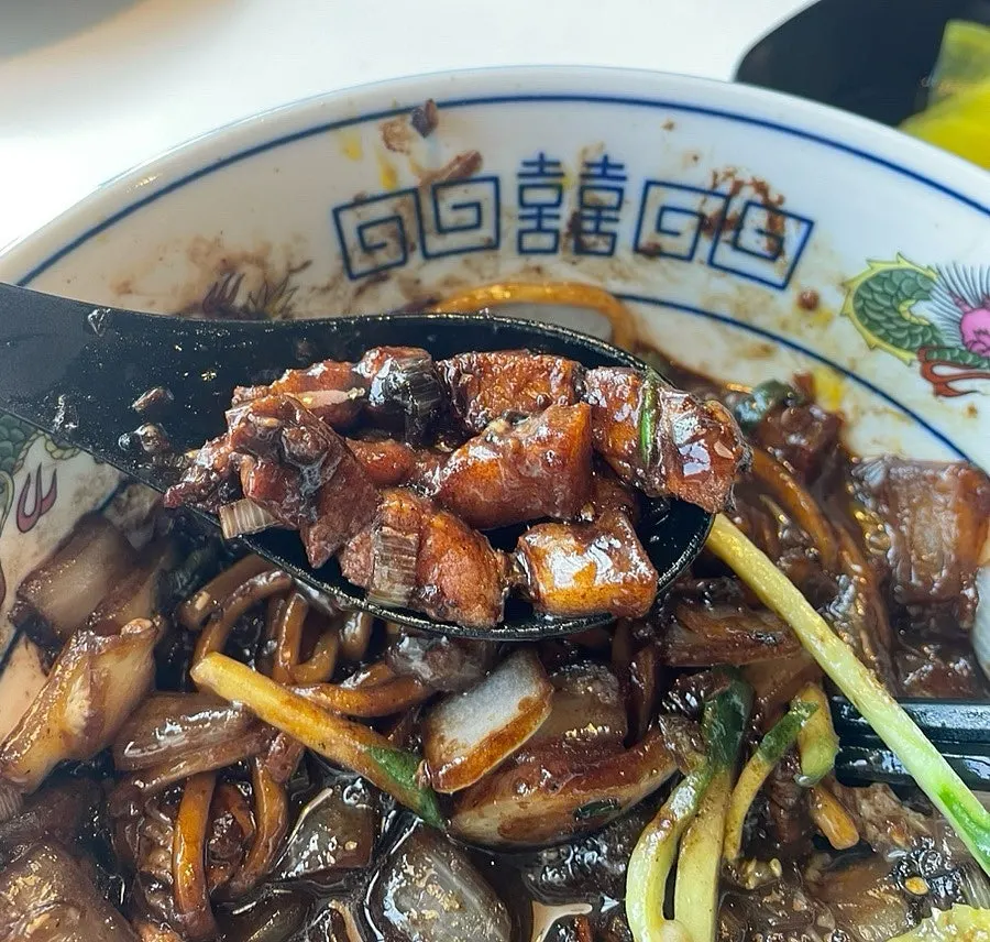 바다를 배경으로 한 짜장면 한 그릇