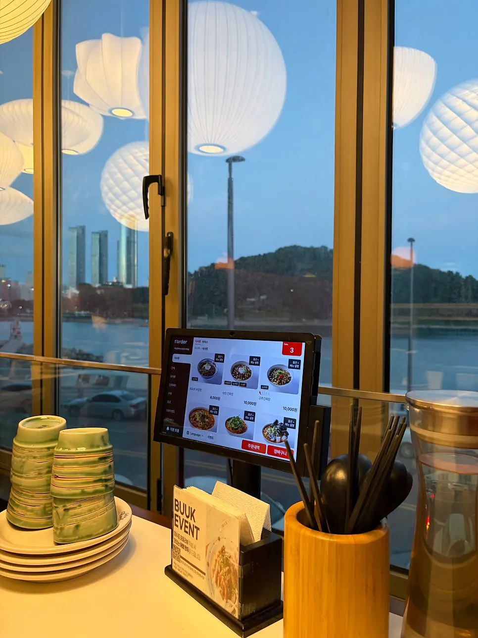 창가 좌석과 테이블 세팅