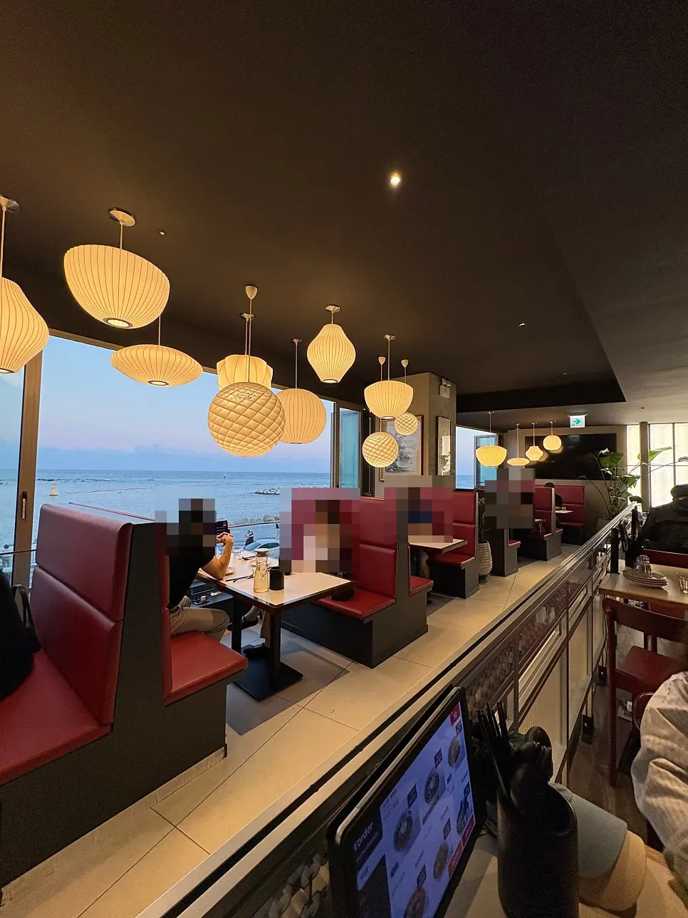 Spacious dining hall inside Bueokgan Chinese Marine City Branch