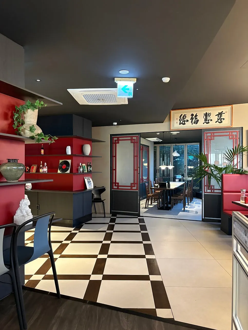 Interior decor details at Bueokgan Chinese Marine City Branch