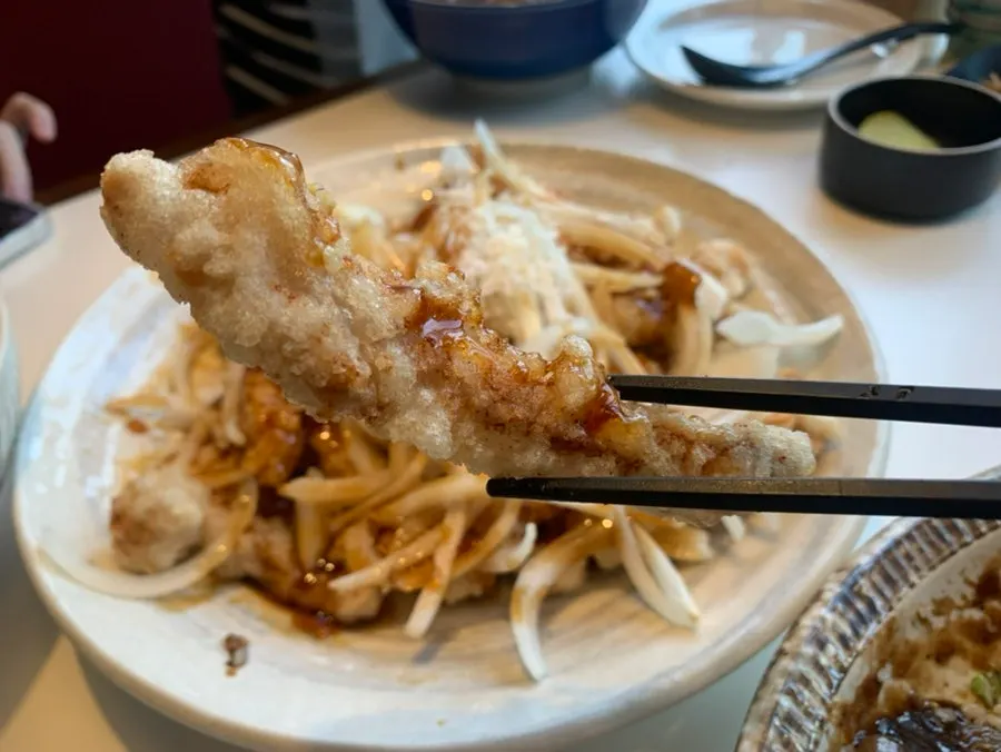 Fried sirloin topped with plenty of onion and black vinegar sauce