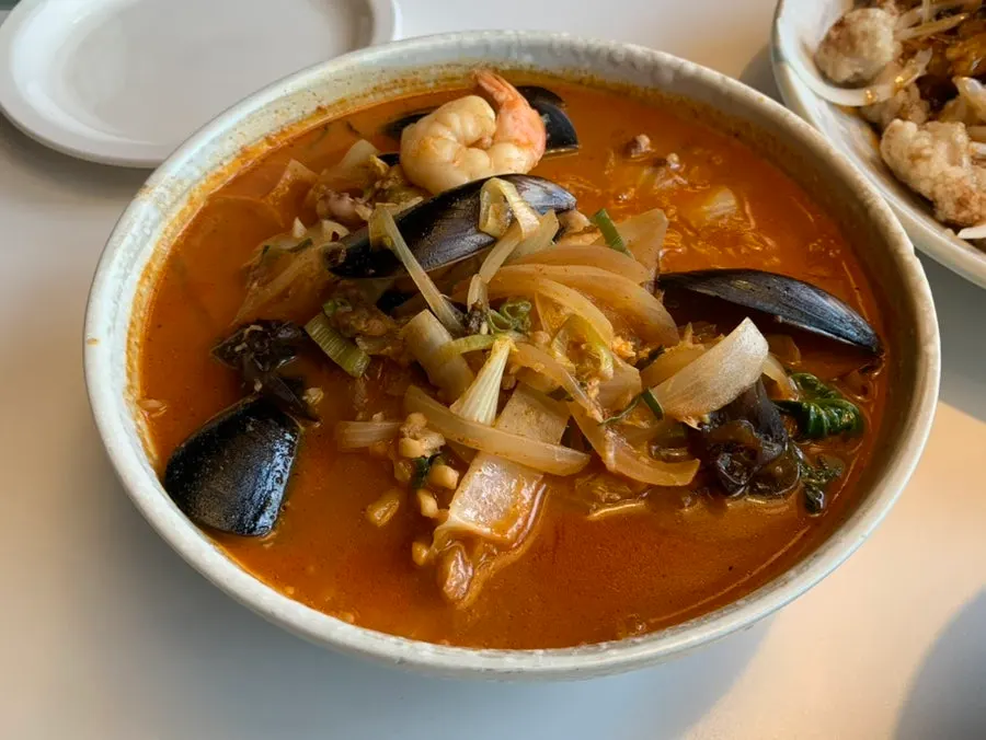 Seafood jjamppong full of seafood and vegetables