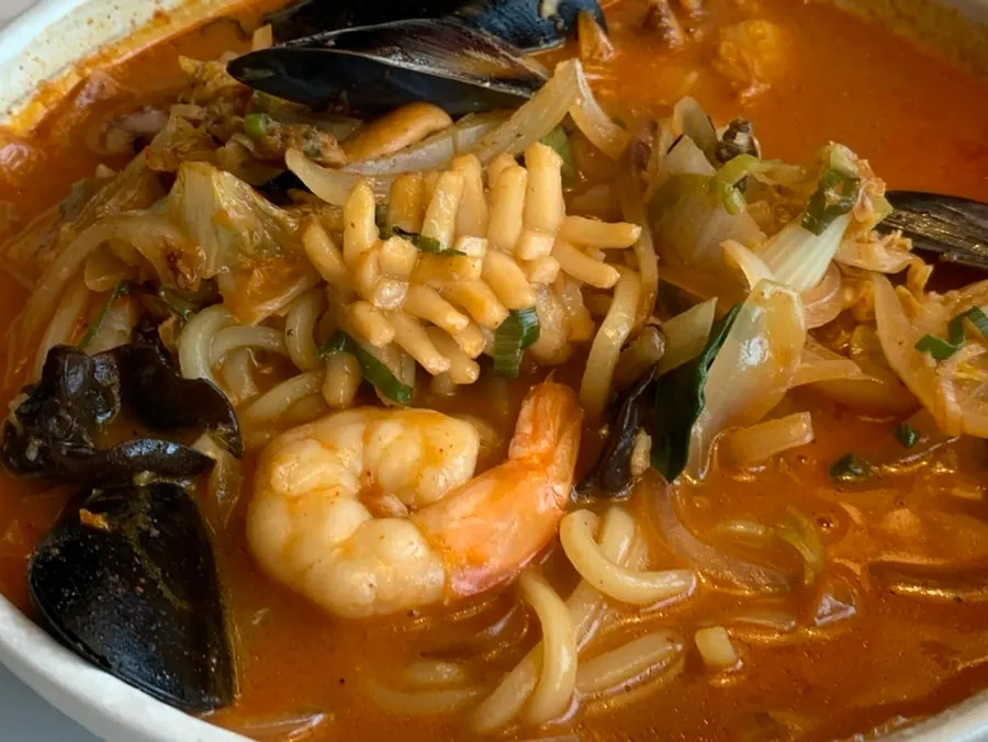 Jjamppong toppings of shrimp, mussels, and squid