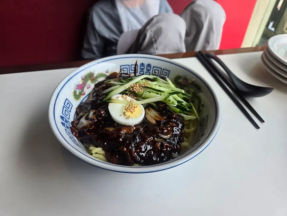 Menu mixing traditional Chinese dishes and fusion items