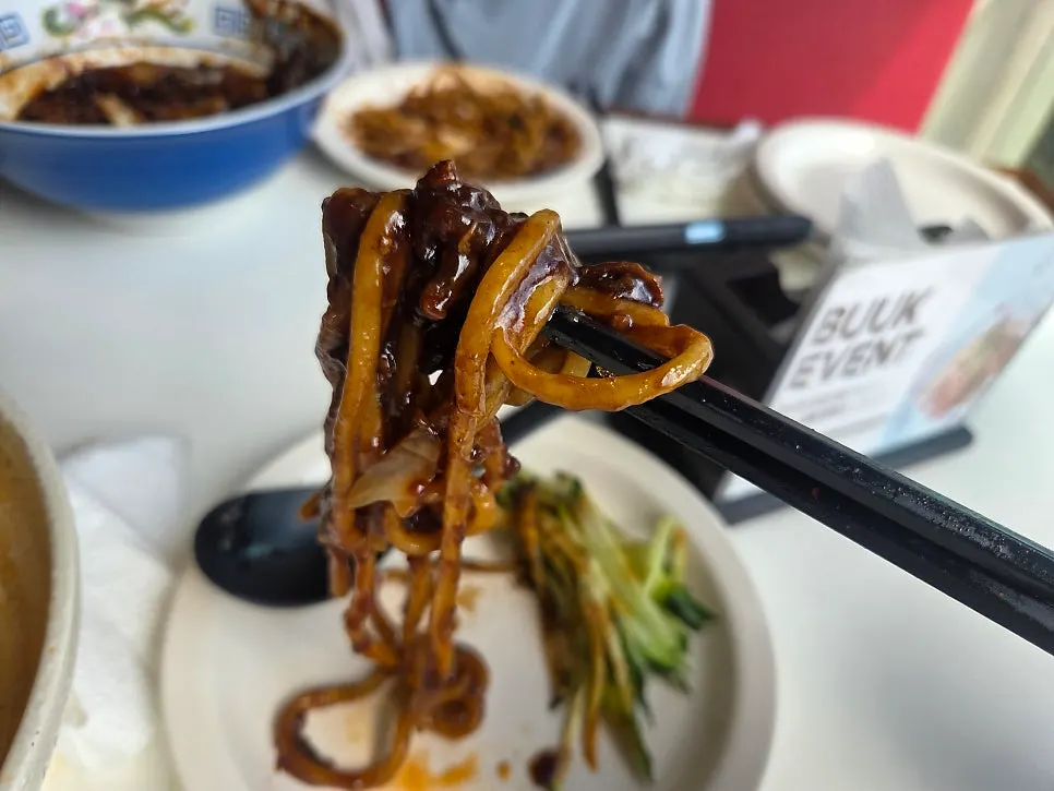 Thick, chewy noodles of the BUUK jjajangmyeon