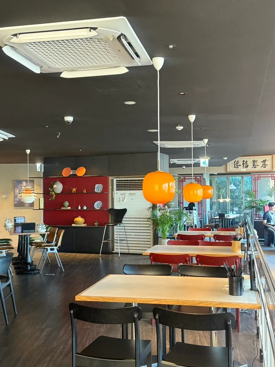 Interior seating at the 100-pyeong Bueokgan Chinese Marine City branch