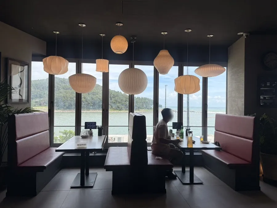 The clean, unexpectedly upscale dining hall of Bueokgan Chinese