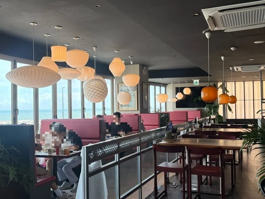 Interior of Bueokgan Chinese Marine City Branch with window seats and private rooms