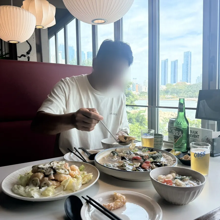Seafood nurungji soup and cream shrimp enjoyed with beer