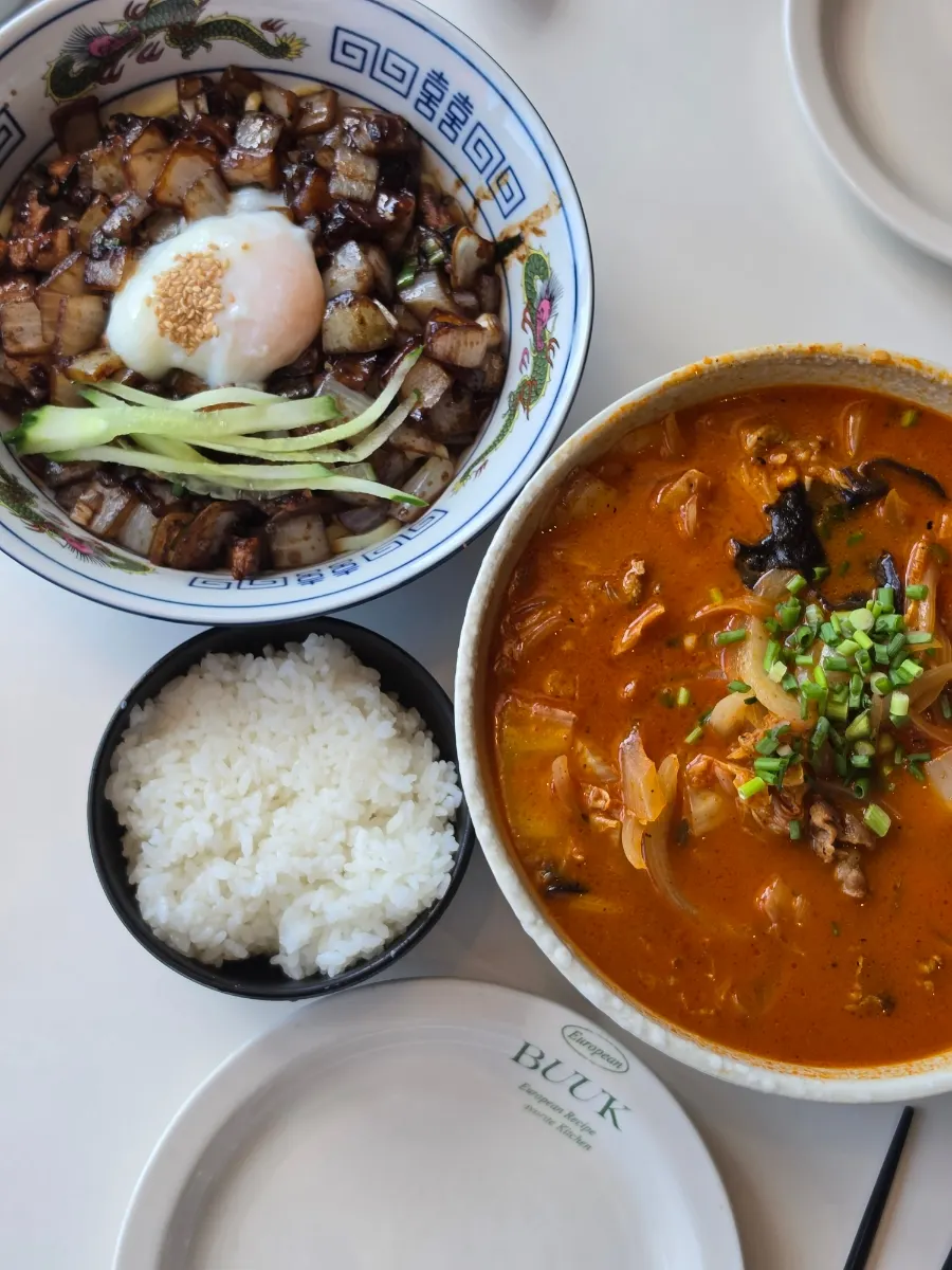 먼저 서빙된 간짜장과 짬뽕밥 한 상