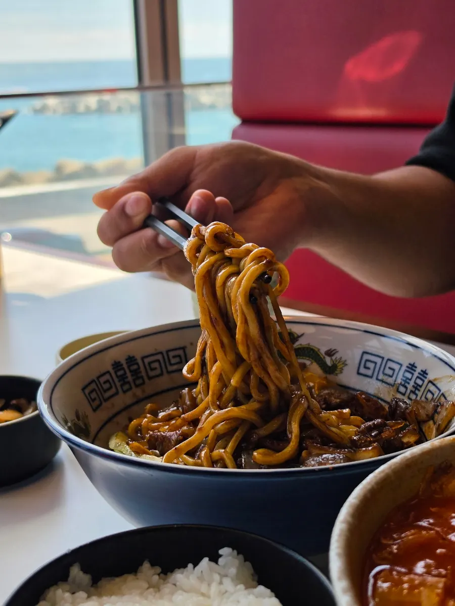 비비기 전 간짜장 면과 고기 고명