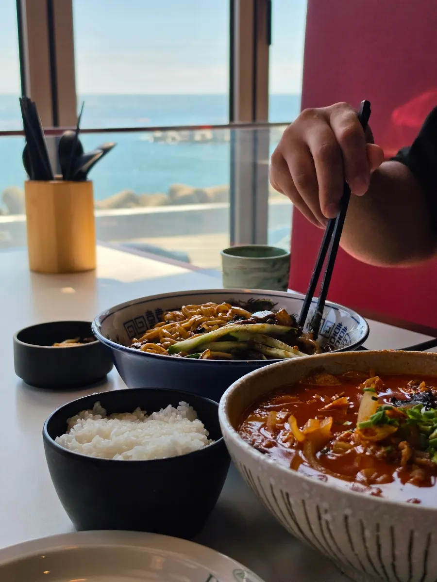 비벼낸 간짜장과 창밖 바다 배경