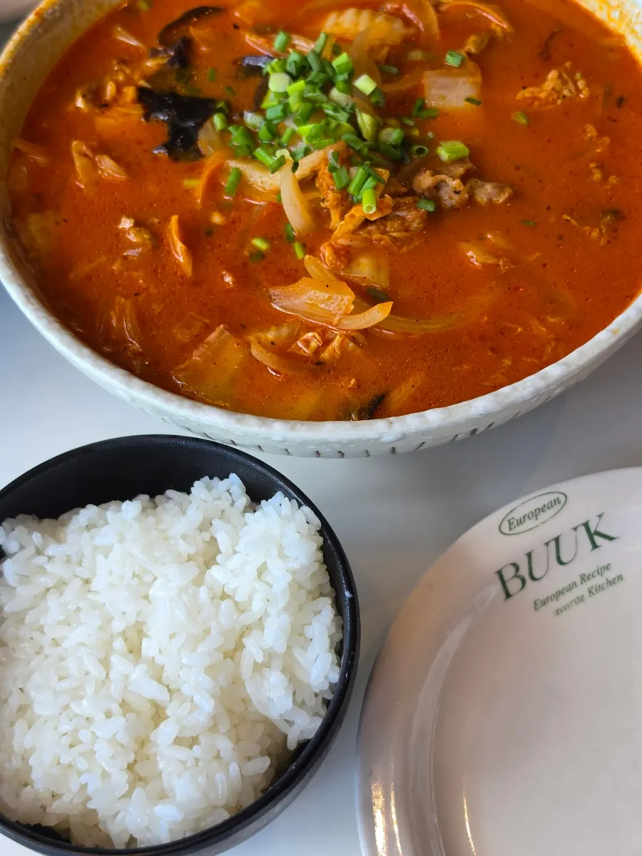우삼겹 소고기 짬뽕밥 곱배기 한 그릇